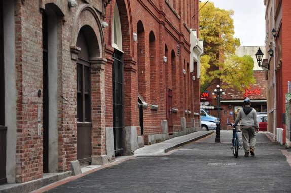Uma das pequenas travessas no centro de Victoria, capital da British Columbia, no oeste do Canadá
